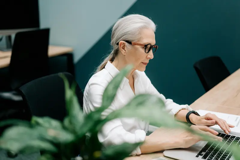 Directeur marketing pilotant un projet op&eacute;rationnel